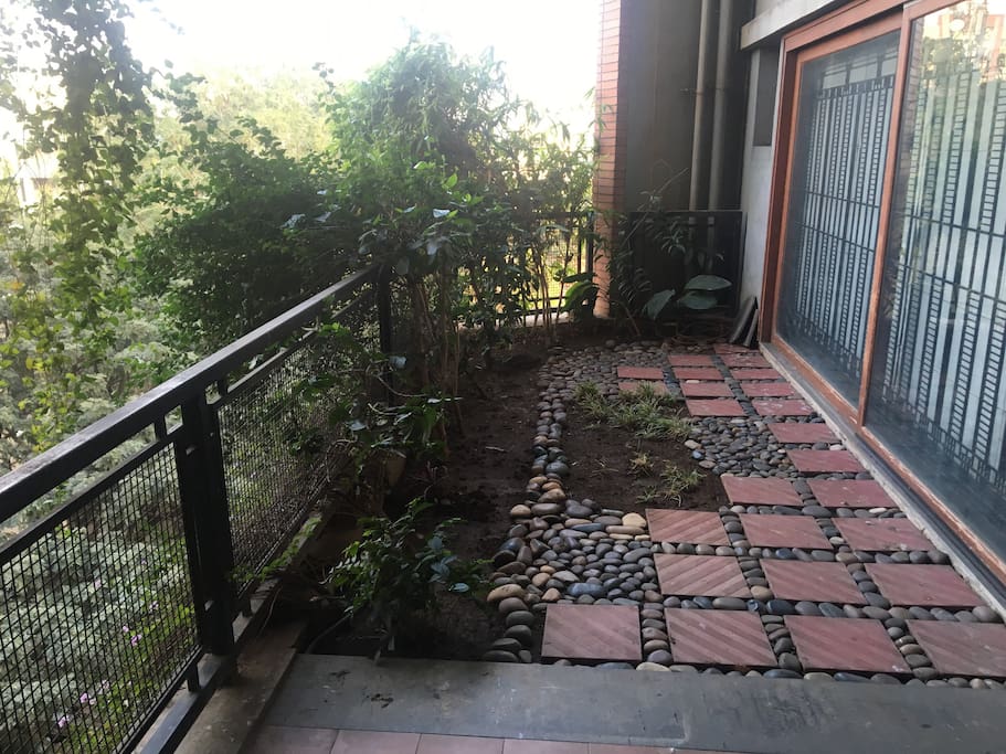A lovely terrace patio and garden for morning tea time and yoga !