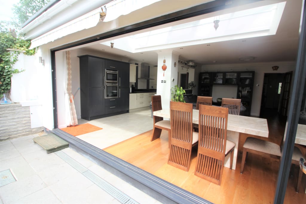 Open plan kitchen/dining/living room
