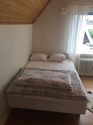 Cheap private cozy room close to the center