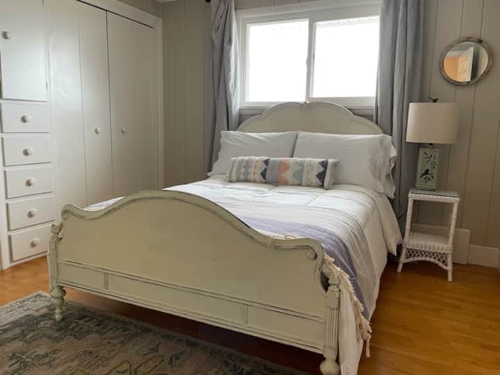 Posteľ v plnej veľkosti na prízemí.