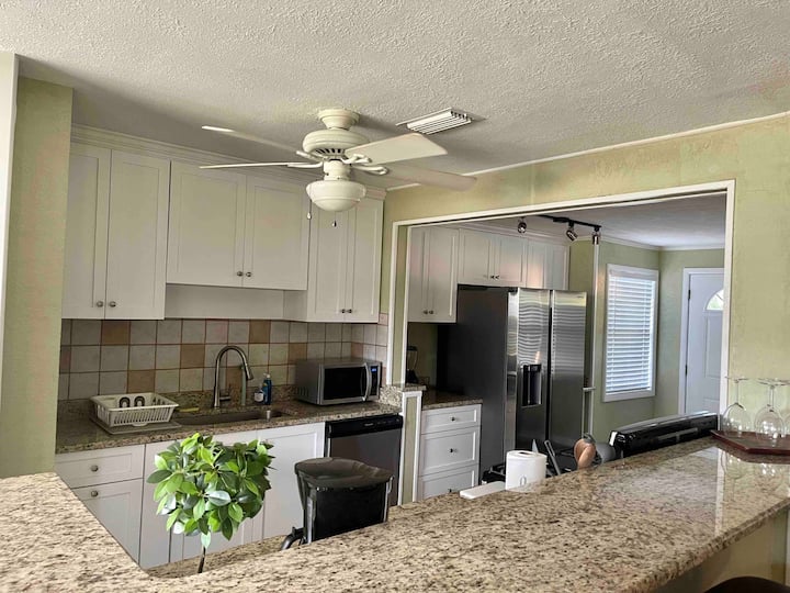 Newly Updated, Quaint Home Close To Everything - DeLand, FL