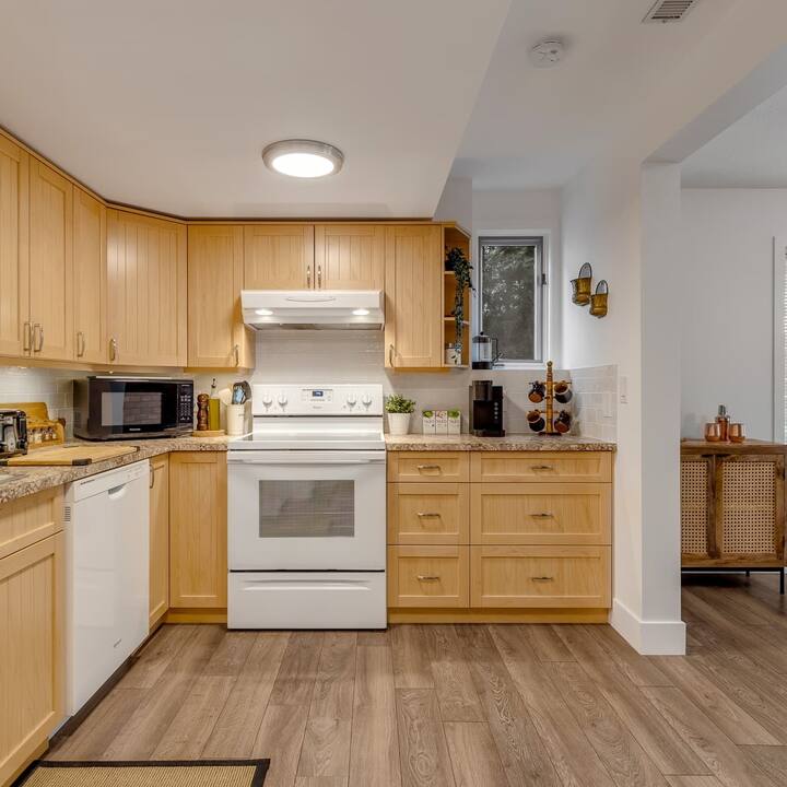 Vintage View, a 1 bed suite with lake views/hottub