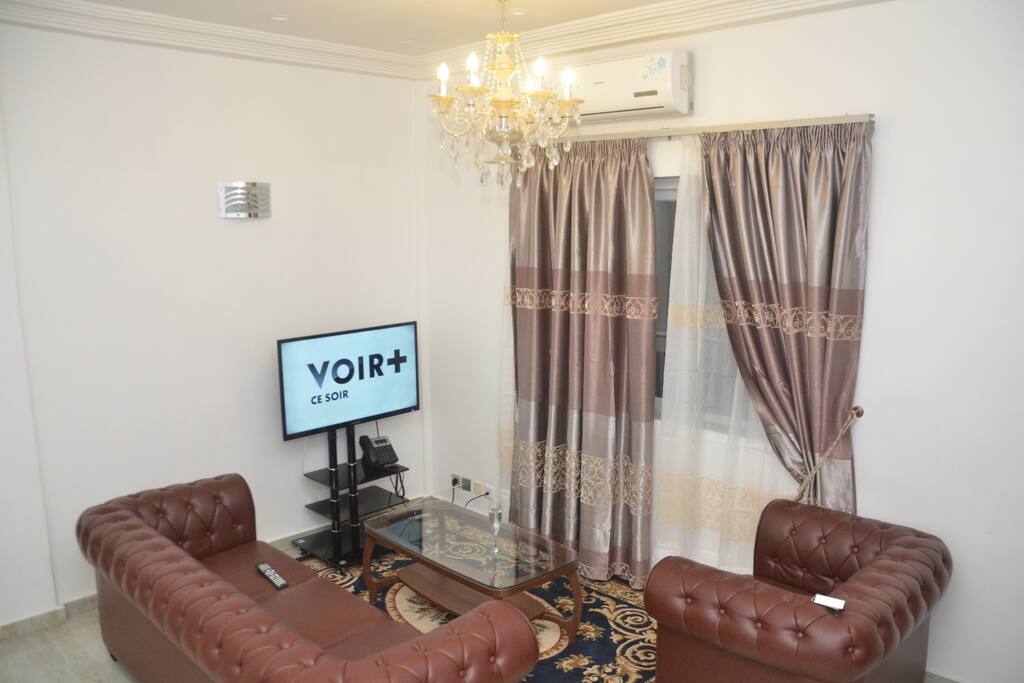 Coin salon confortable avec télévision
