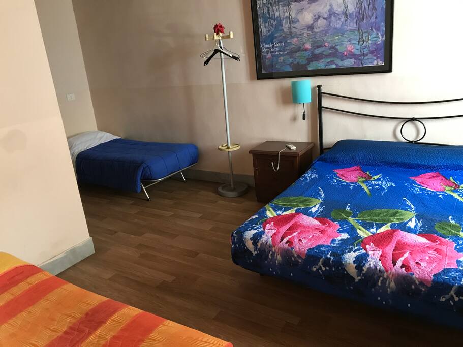 QUADRUPLE/ TRIPLE ROOM WITH PRIVATE HALF BATHROOM (only sink and shower)