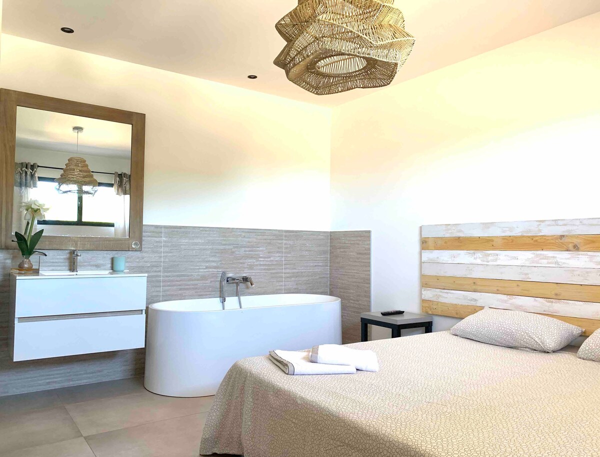 Главна спална соба 2 и нејзината бања