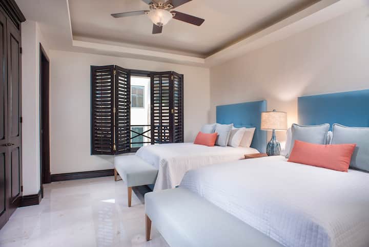 Удобни 2 брачни кревета со премиум постелнина 