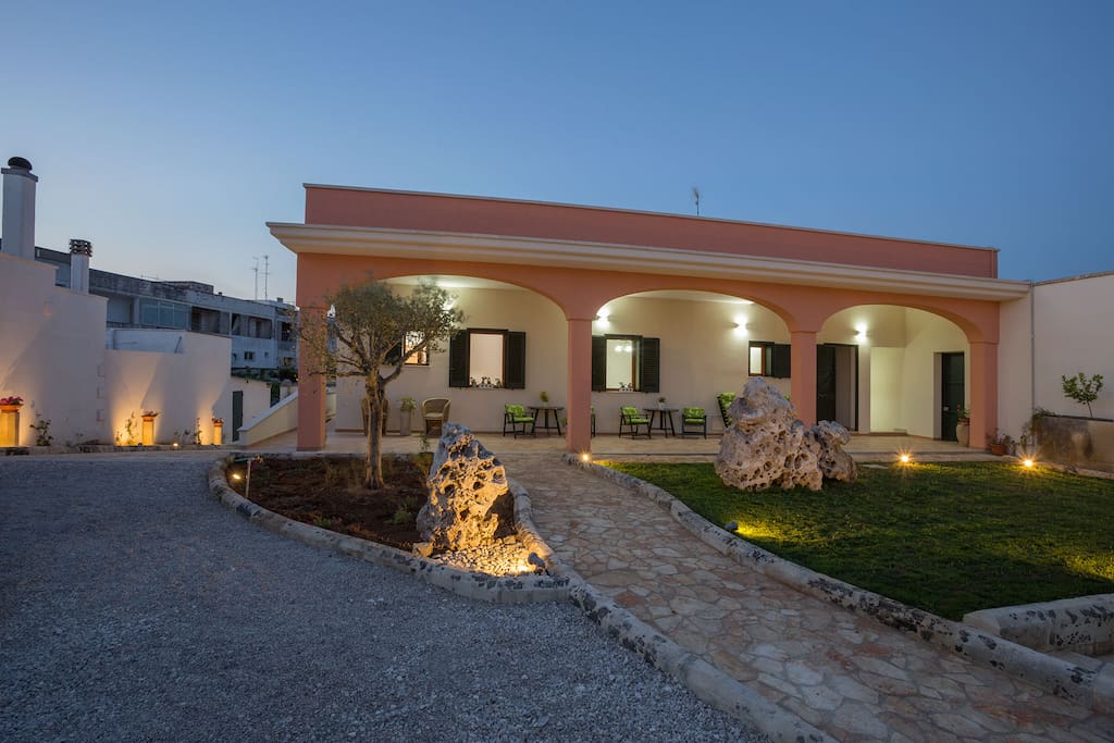 Ampi spazi comuni e prato antistante
