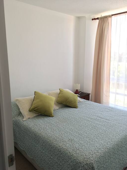 Dormitorio matrimonial con cama americana dedos plazas
