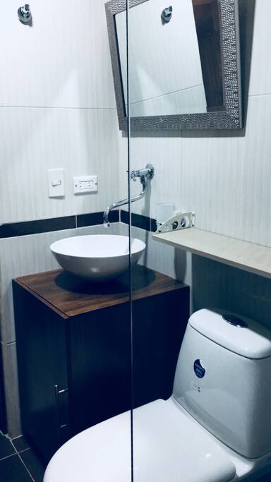 La ducha cuenta con agua caliente, tendedero de ropa retráctil.