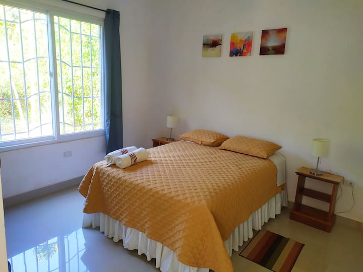 Master bedroom avec salle de bain privée
