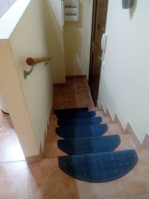 Escaleras dentro del piso.
