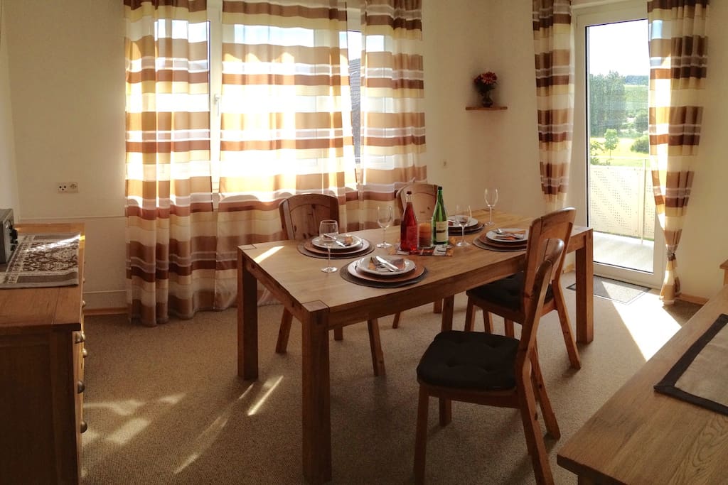Sonniges Esszimmer mit viel Platz!