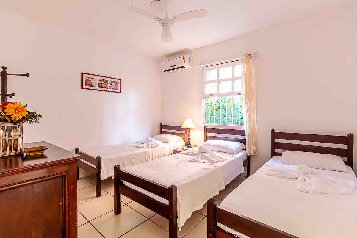 Izba 03 s 3 samostatnými lôžkami, ventilátorom a stropom a rozdelenou klimatizáciou. 