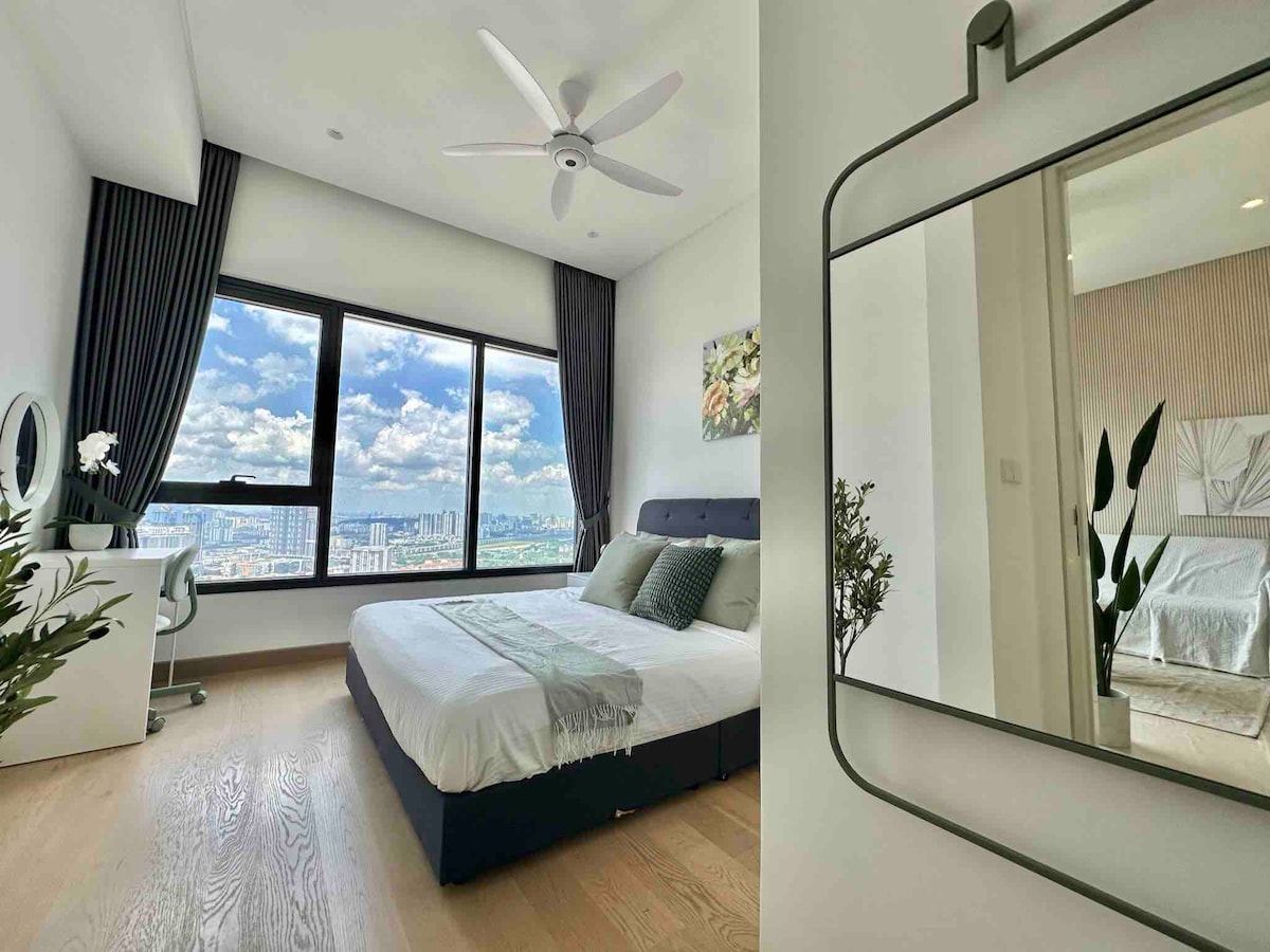 Главна спална соба со:
- брачен кревет (широк 180 - 2
- Маса за работа и шминкање
- Гардероби 
- Бања со сопствена бања
- Долго огледало