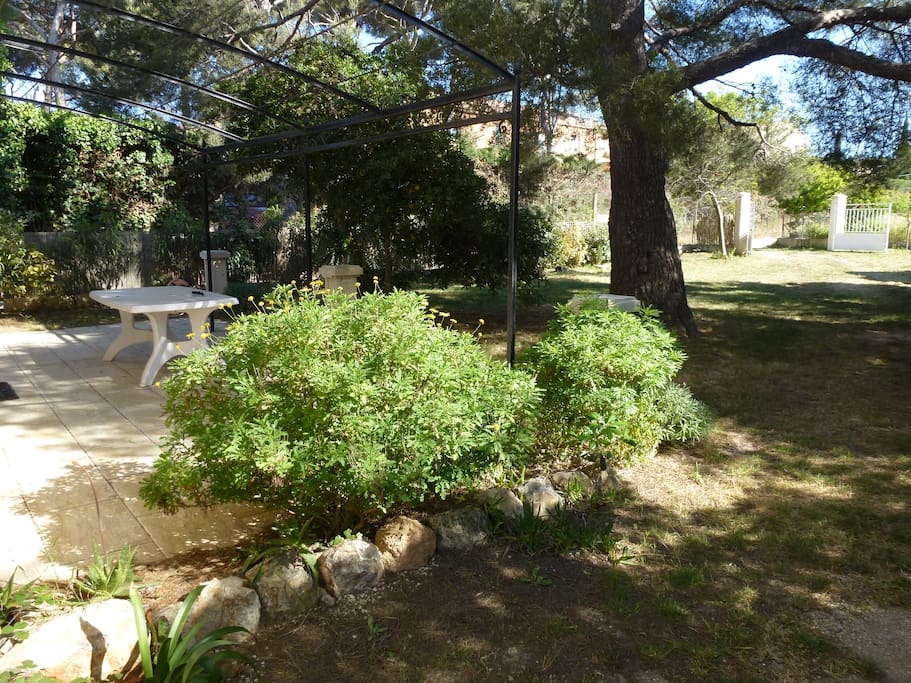 le jardin, les enfants peuvent courir, jeux et balançoire :)