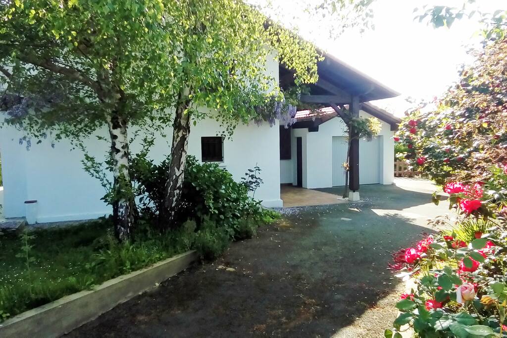 A l'entrée de la maison, une large allée pouvant accueillir 2 voire 3 voitures