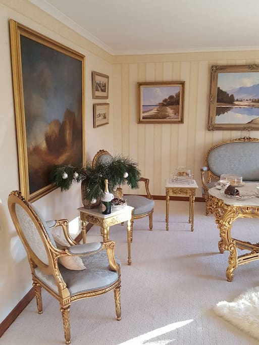 feel royal and enjoy drinks in the parlour