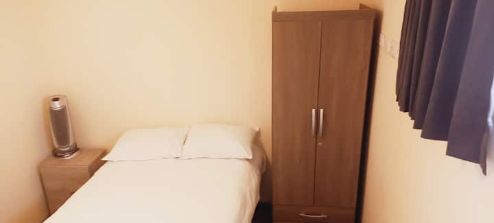 单人卧室，位于一楼。