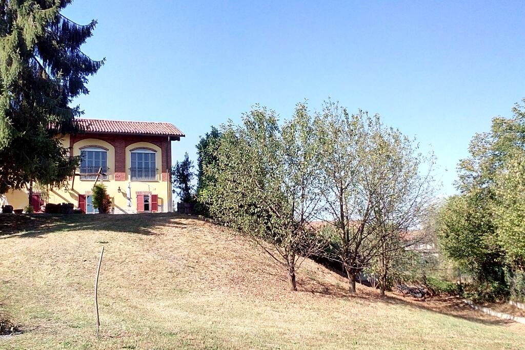 Un magnifico casale dei primi del 900 in cui è possibile riposare fare colazione e poi lanciarsi in visita nello splendido territorio Astigiano, ricco di sapori, colori e storia Piemontese.
A 10 km da Asti, 30 km da Alba e 40 da Torino. Monferrato, le Langhe e il Roero a pochi km