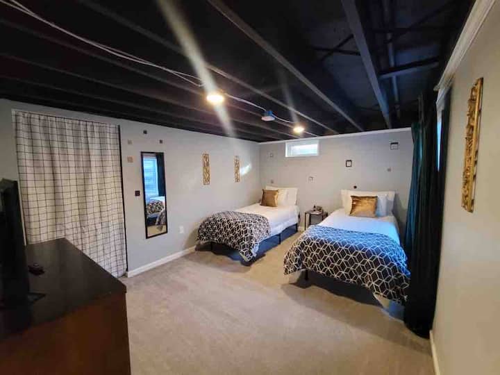 Vous pouvez convertir la chambre au sous-sol en 2 lits jumeaux XL