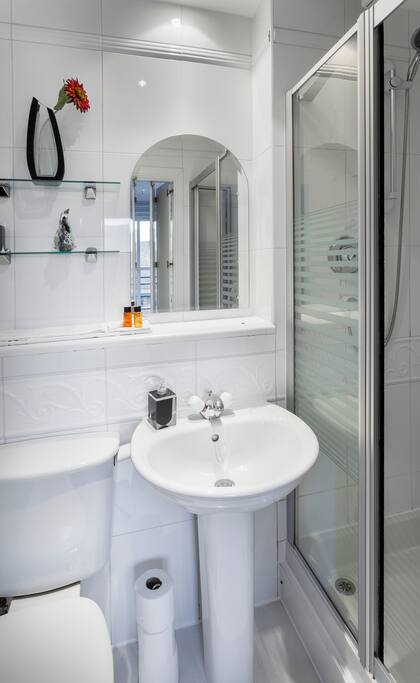 En suite in master bedroom 1