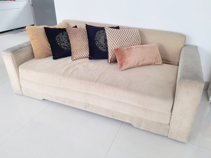 Sofá cama, puede ser ocupado por 3 personas.