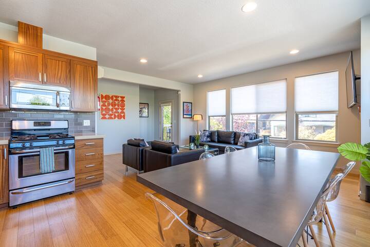 Modern 4BR home in trendy Portland neighborhood gallery image 2