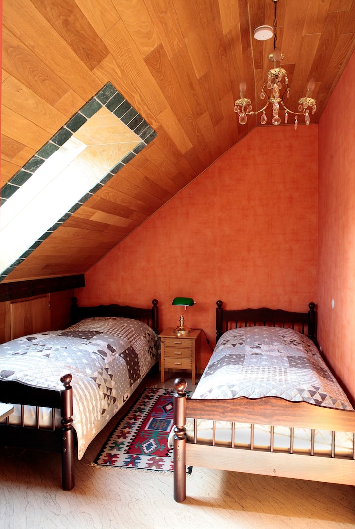 "ბავშვთა"ოთახი ორი ერთადგილიანი საწოლით