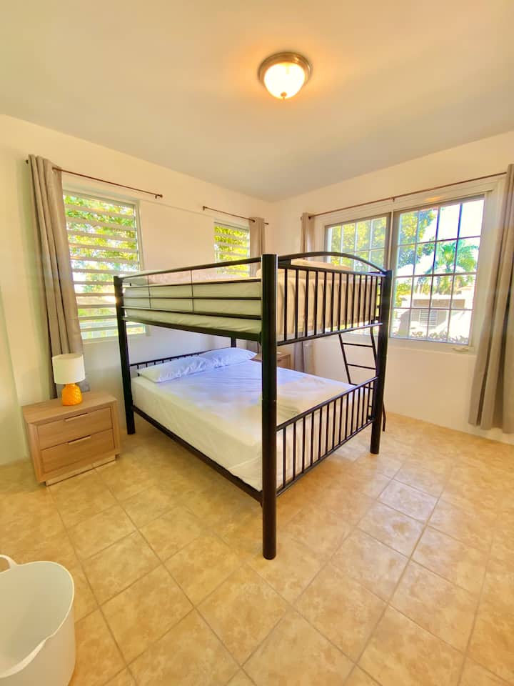 Segundo dormitorio de la unidad inferior con literas dobles y aire acondicionado. Capacidad para 4 huéspedes. 