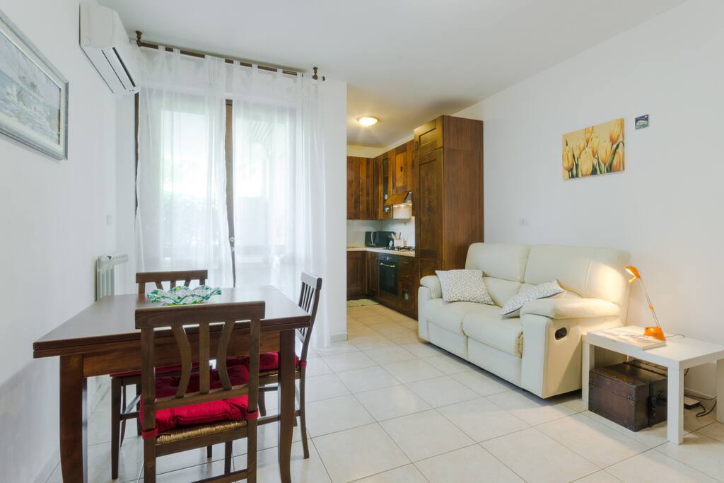 Soggiorno con Angolo Cottura / Dining Room with Kitchen