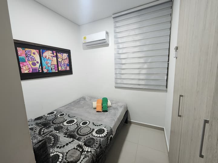 Dhoma e tretë, me një qorr, A/C dhe një dollap