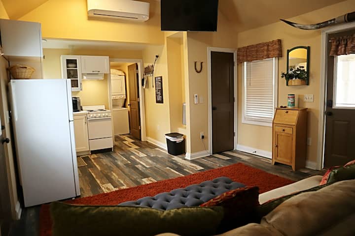 ⭐ Cowboy Cottage 🤠 Country Charm In The City - Dayton, OH