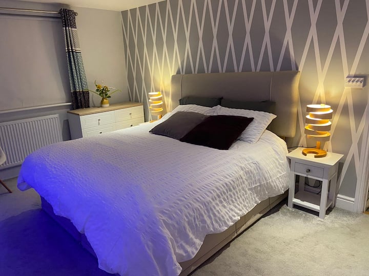 Dormitorio principal: súper king. Iluminación LED