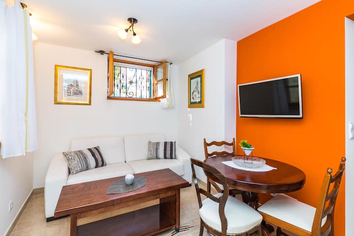 غرفة معيشة بها سرير أريكة. 