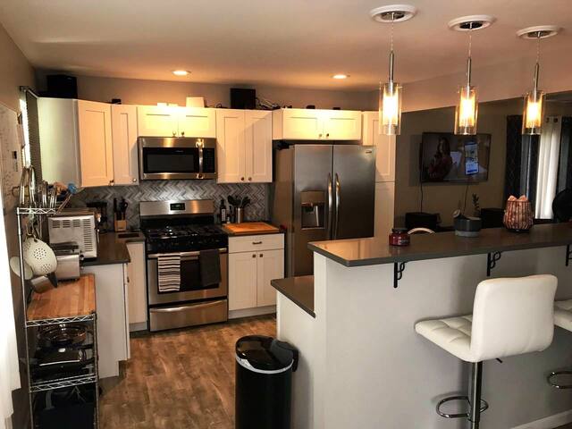 Guest room with private bath minutes from I70/I79