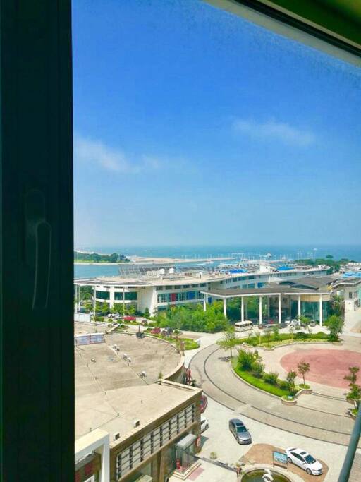 客厅窗外的大海