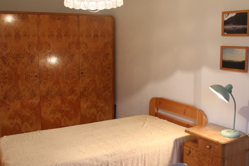 Gemütliches Bett und Schrank mit viel Stauraum