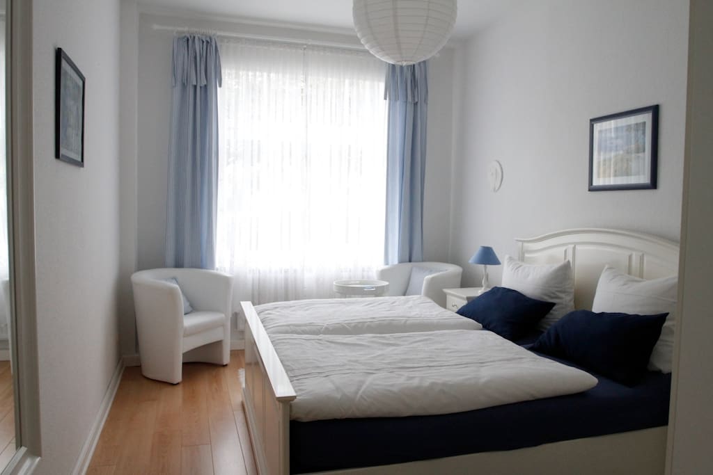 Schlafzimmer 1