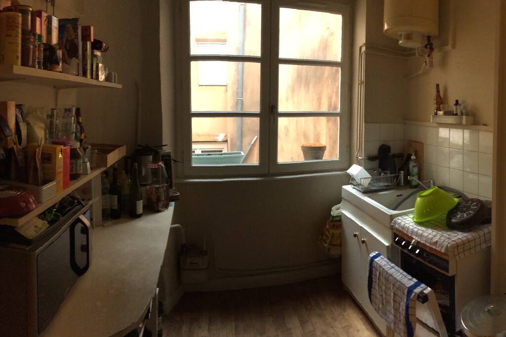 La cuisine, gazinière, micro-onde, frigo, machine à laver, vue sur la cour intérieure / the kitchen, furnished with gas cooker, microwave oven, fridge, washing machine, looking onto the courtyard