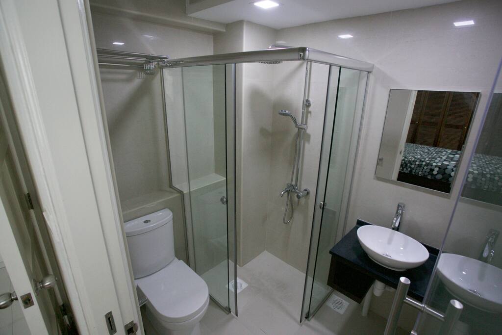 R1 - Ensuite Toilet & Shower