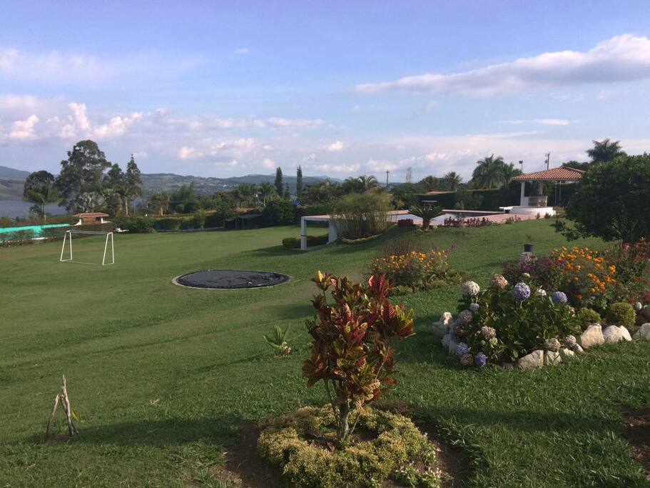 cancha de fútbol, Trampolín y zonas verdes.