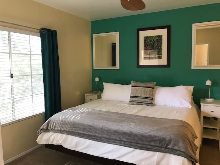 חדר שינה ראשי עם מיטת קינג סייז