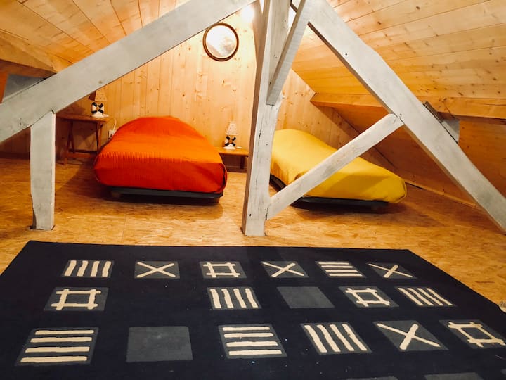 ห้องนอนบนชั้นลอย 