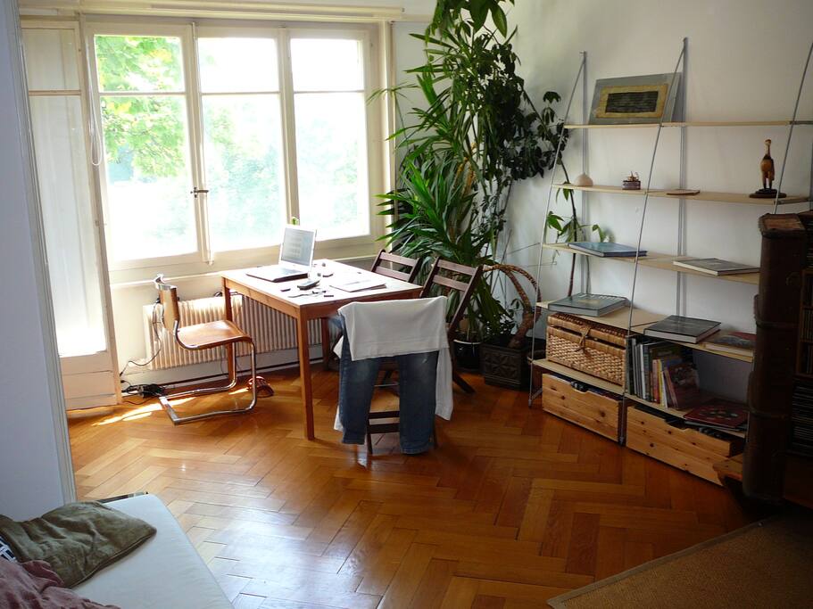 table à manger / bureau au-près de la fenêtre