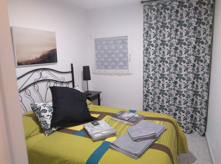 СПАЛНА СОБА СО ЦВЕЌИЊА 01