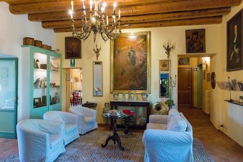 Live in an old 1700s Villa - Classic Room