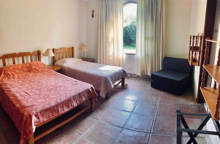 Chumba cha 2 cha kulala - Kitanda cha watu wawili na kitanda cha mtu mmoja
Chumba cha kulala 2 - Kitanda cha watu wawili + kitanda cha mtu mmoja