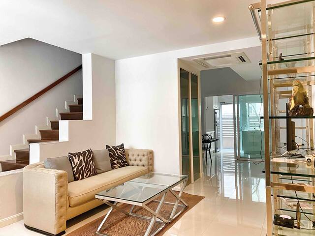 3BR (200sqm.) Private and near BTS/MRT gallery image 2