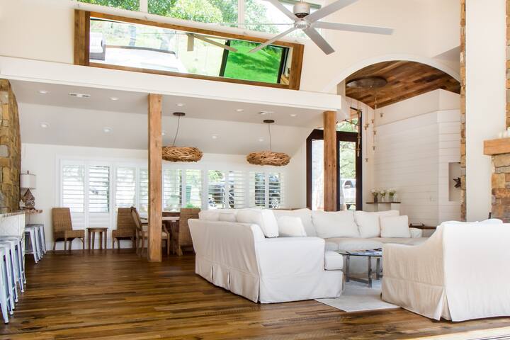 Beautiful Lake Travis Waterfront Retreat gallery image 2