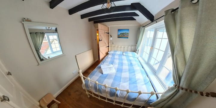 חדר שינה עם מיטה זוגית